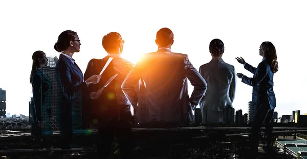 Gruppo di uomini d'affari delinea con sfondo illuminato — Foto Stock