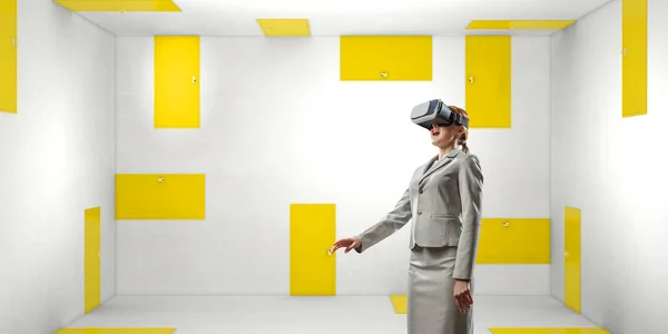 Жінка в окулярах віртуальної реальності — стокове фото