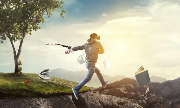 Man wearing virtual reality goggles — Stock Photo, Image