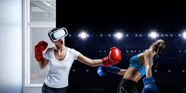 Mladá žena boxuje ve VR brýlích. Smíšená média — Stock fotografie