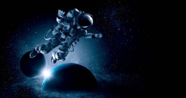 Uzay yürüyüşünde astronot. Karışık ortam
