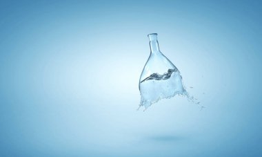 Cam şişeden su fışkırıyor.