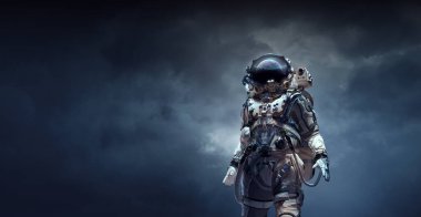 Keşfedilmemiş bir gezegende yürüyen astronot