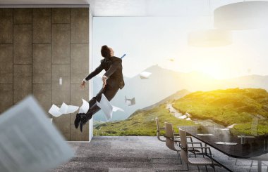 İşadamı uçuyor. Karışık ortam