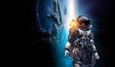 Keşfedilmemiş bir gezegende yürüyen astronot