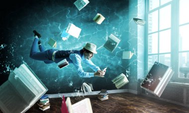 Cep telefonu su altında kalmış bir adam.