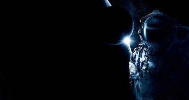 Uzay yürüyüşünde astronot. Karışık ortam