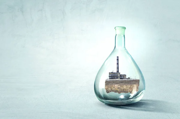 Paysage industriel avec cheminées à l'intérieur bouteille en verre — Photo