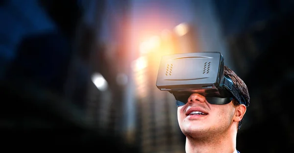 Homem vestindo óculos de realidade virtual — Fotografia de Stock