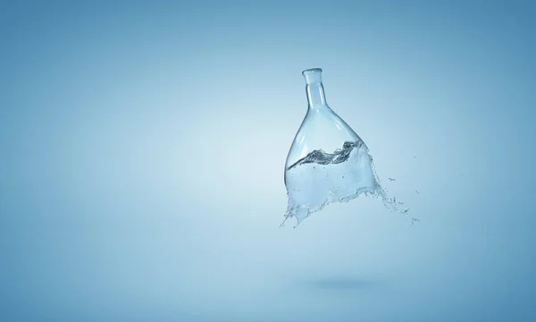 Voda stříkající ze skleněné láhve — Stock fotografie