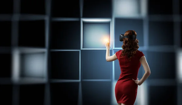 Kvinna bär virtual reality goggles — Stockfoto