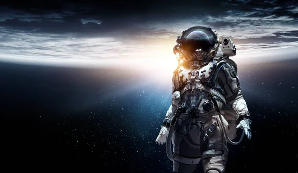 Keşfedilmemiş bir gezegende yürüyen astronot