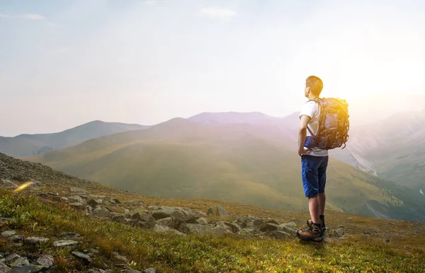 Young traveler exploring the world concept — Stock Photo, Image