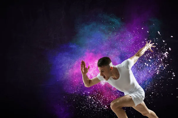 Retrato de um homem de fitness correndo em um fundo colorido — Fotografia de Stock