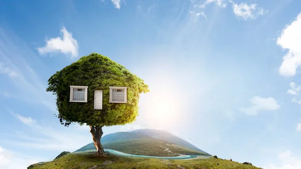 Kleines Öko-Haus auf dem grünen Rasen. Gemischte Medien — Stockfoto