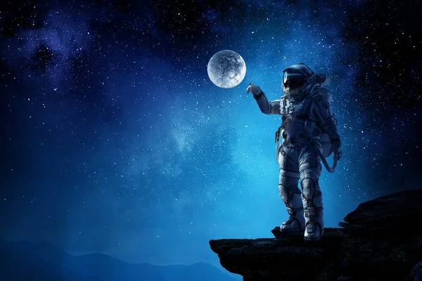 Астронавт ходит по неизведанной планете — стоковое фото