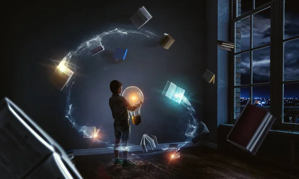 光る電球を持つ少年 — ストック写真