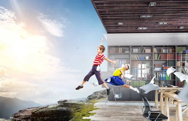 Děti skákající po obloze — Stock fotografie