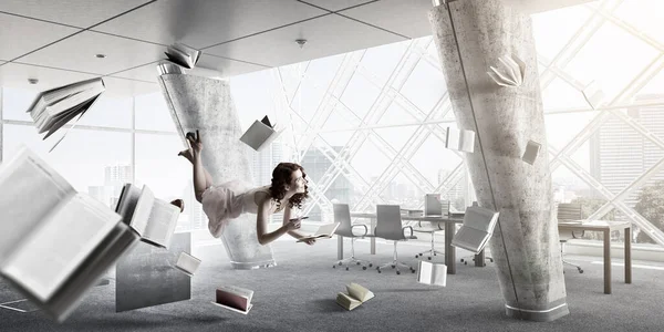 Mladá žena levituje při čtení knihy — Stock fotografie