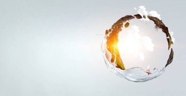 Çimen ve temiz suyla yeşil küre manzarası