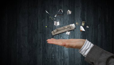 Kadın ürünler için açık eller.