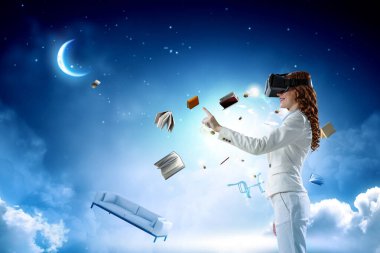 Sanal gerçeklik gözlüğü takan kadın