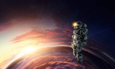 Keşfedilmemiş bir gezegende yürüyen astronot