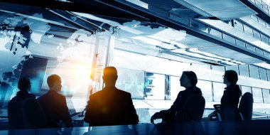 Bir grup iş adamı aydınlatma geçmişi olan ana hatları çiziyor. Karışık ortam