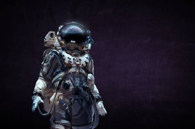 Siyah arka plana karşı takım elbiseli astronot. Uzay teknolojisi kavramı