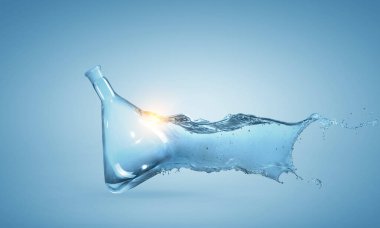 Cam şişeden su fışkırıyor.