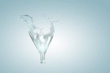 Cam şişeden su fışkırıyor.