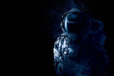 Uzay yürüyüşünde astronot. Karışık ortam