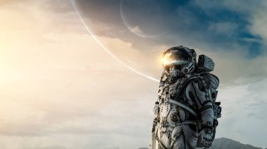 Keşfedilmemiş bir gezegende yürüyen astronot