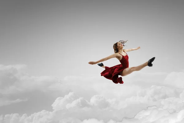 Gökyüzü arka planında kadın dansçı — Stok fotoğraf