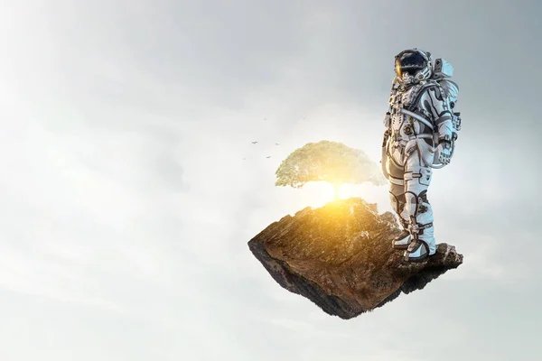 Astronauta contra fundo céu nublado — Fotografia de Stock