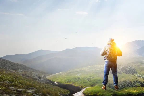 Genç gezgin dünya konseptini keşfediyor.