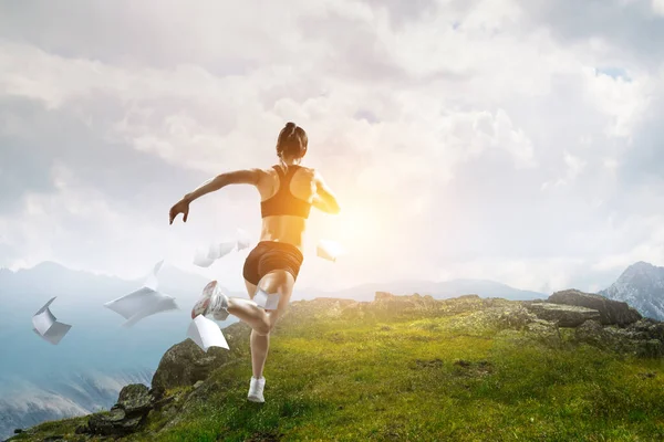 Femeia care aleargă împotriva peisajului natural — Fotografie, imagine de stoc