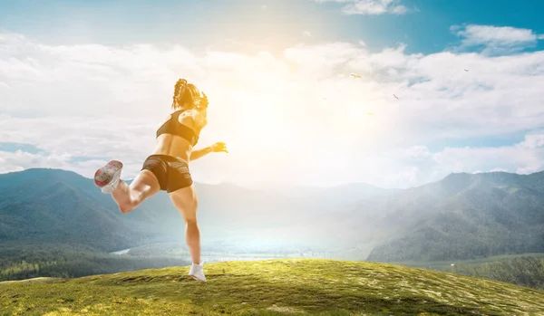 Vrouw tegen het natuurlijke landschap — Stockfoto