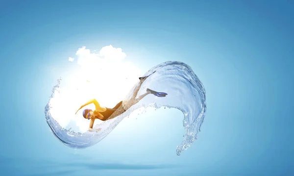 Mulher profissional nadadora em uma onda — Fotografia de Stock