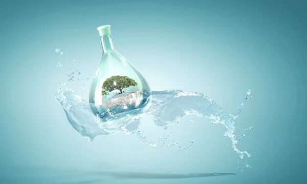 Árvore crescendo dentro de garrafa de vidro flutuante — Fotografia de Stock