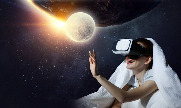 Vrouw met laptop ondergedompeld in virtual reality — Stockfoto