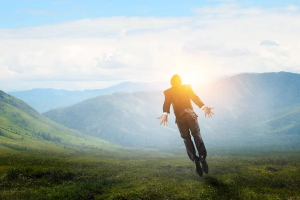 Hombre de negocios volando. Medios mixtos — Foto de Stock