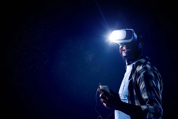 Простір і людина в окулярах віртуальної реальності — стокове фото