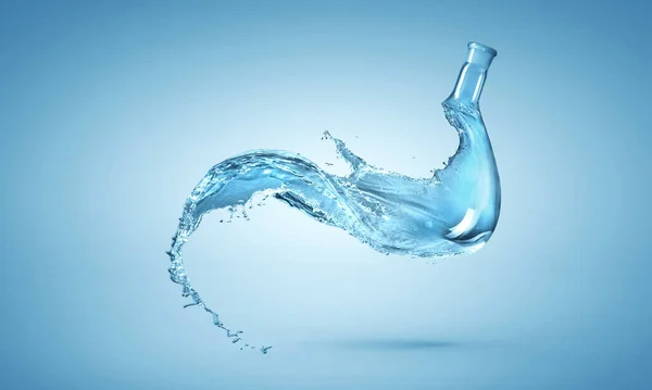 Νερό βουτιά από γυάλινη φιάλη — Φωτογραφία Αρχείου