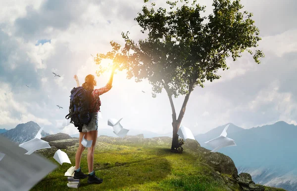 Viajero joven explorando el concepto del mundo — Foto de Stock