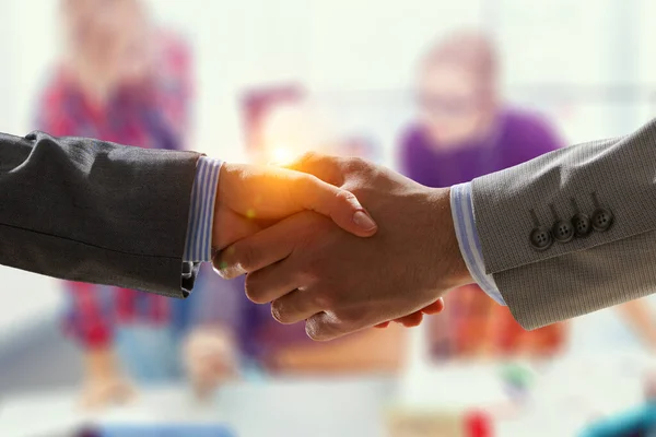 Tres compañeros de trabajo trabajando juntos. Medios mixtos — Foto de Stock