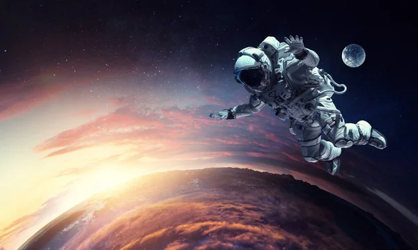 宇航员在太空行走。混合媒体 — 图库照片