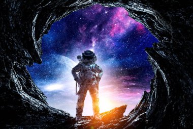 Uzay yürüyüşünde astronot. Karışık ortam