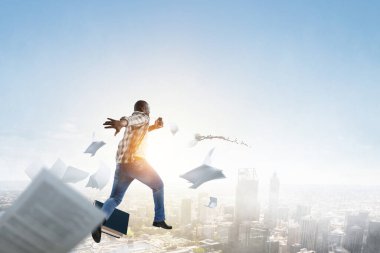 Kaos içinde koşan bir iş adamı. Karışık ortam