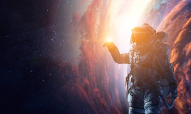 Uzay yürüyüşünde astronot. Karışık ortam